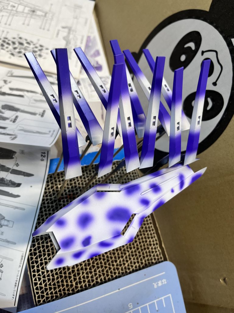 塗装中このグラデーションはHi-νガンダム作る上ではこだわりたかったので