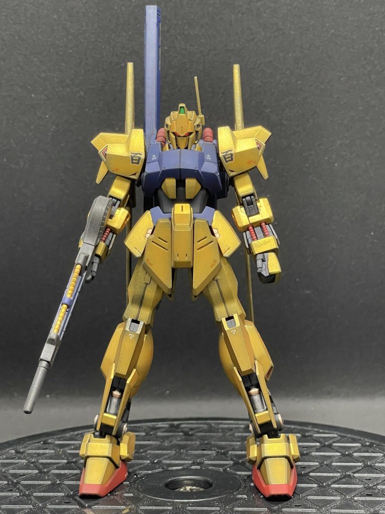 写真ではわかりにくいですが、一応1/144サイズでは初めて黒立ち上げからのグラデ塗装にチャレンジしてます。