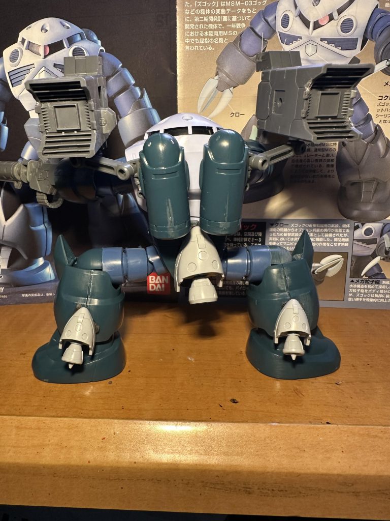 何とかミサイル部装着足のパーツは最終的にパテ盛りして貼り付けました