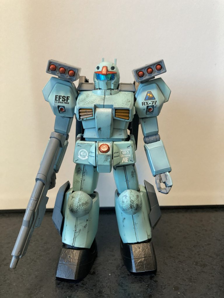 少し腕が長いように見えますが、これはこれで。肩のミサイルポッドはザク用です。本来はザクの足に付けるやつですね。脚に付けたスラスターユニットはイメージ的にはハイザックと同じ手法での推力増強。追加部分の形状がジャストフィットしてました。パーツとしてはビルドダイバーズRe:RISEで登場したユーラヴェンガンダムのものを流用してます。肩のRX-77の文字はGPシリーズ用のステッカーを2個分使って、78を77にしていますw