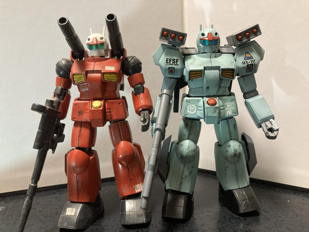 手持ちのエコプラガンキャノンと並べてみました。キット的には全く同一なんですが、肩回りが大きくなった分、NCのほうが大きく見えますね。