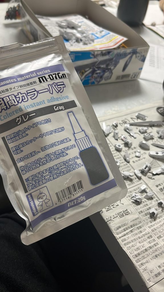 今回はゲート跡や、プラスチックの成型上のヒケなどを多少気にして行こうかと思いまして、頑張ってヤスったり、瞬着もったりしてみました。