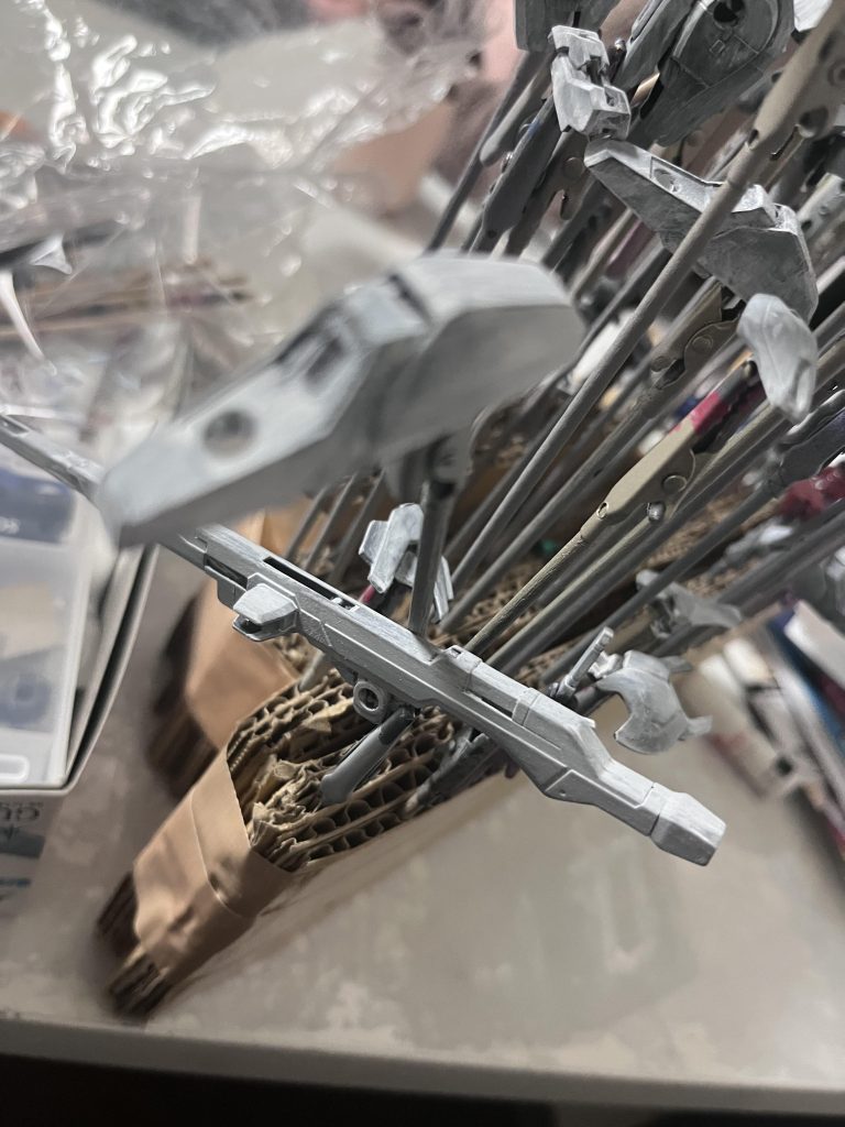 筆でアクリジョンのベースグレーで塗ったあとに、スポンジでベースホワイトで塗りました。案外筆よりムラにならないのではないか？と言う実験です。