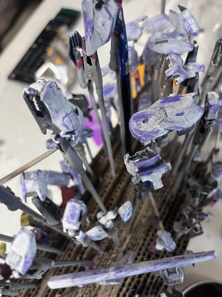 その上から、紫とピンクでスポンジ塗装を試みます。