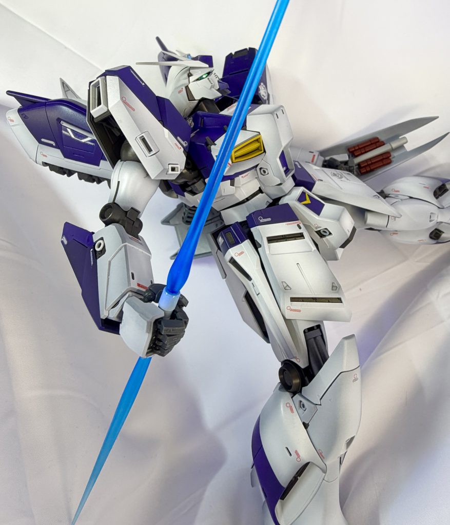 自分の中のHi-νガンダムのビームサーベルは両端からビーム刃が出ている印象なので、柄の部分にもプチ改造