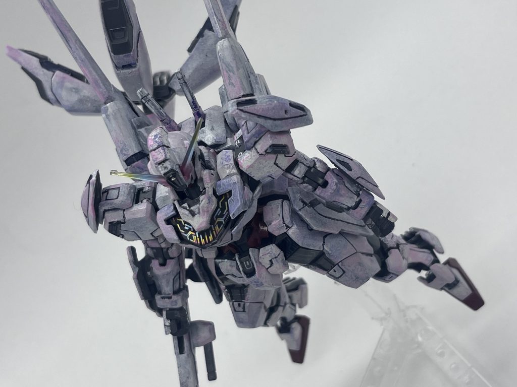 キャリバーンはもともと真っ白で、ストライプとか入れて行こうかとも思いましたが、味のある風味で決着しております。