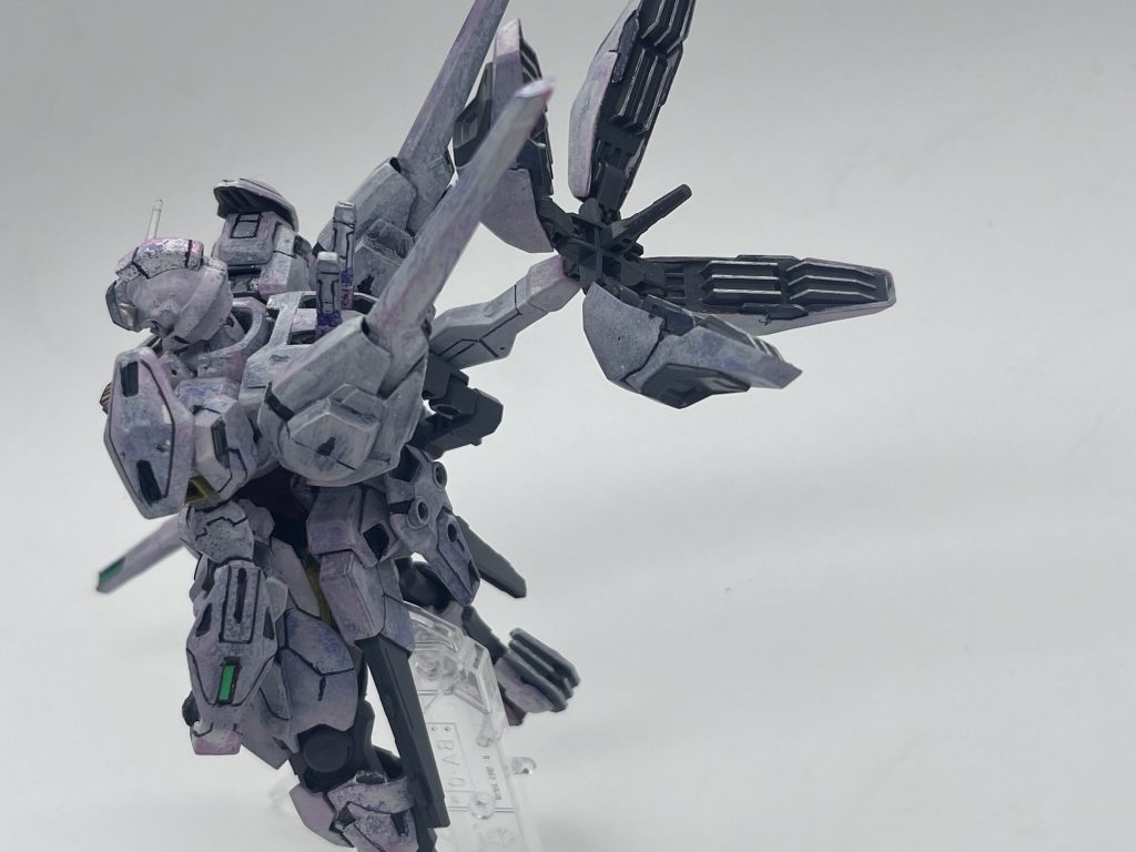 箒ライフルが長大で、スタンドがちょっと貧弱かなーと思います。箒のスラスター部分には銀色で着色しています。