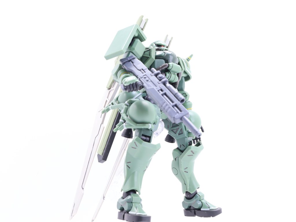 …で、今年になって。いつものように家にやって来た甥っ子達は、あろうことか家のニッパーを借りてガンプラを作り始め（しかも作中イメージのポーズまで決め）。筆者の仕事先には「閃光のハサウェイ」が大好きなバイトの子が増え。そのバイトの子に「閃ハサ（キルケーの魔女）見に行かないんですか」と迫られ（これはいつか見に行こう）…筆者はその人にＳＤ講釈をしていた……そんなこんなで、そういった人達に押されるように再びガンプラを購入。放映当時は見る事も作る事もなかったジークアクスです。ぶっちゃけ水星までは通った道なのでネタばれというか同じになってしまいがちなので…キットは…うんＲＧにもっと近くなってる。なんで途中にマーキングシールを全貼りするんだ…みたいなところ。時間も時間だったので今回はクレオスホビーマーカーで墨入れとカメラアイの塗装のみにとどめようとしましたが…そのままでは宇宙の彼方に飛び出せなさそうだったので、バックパックと武装を過去ＨＧＢＣ（ライトニングＢＷＳＭｋ－ＩＩＩ）・オプションパーツセット（ガンベ限定になったキャンペーンウェポンセット）で付け足しました。エネルギーパックはＨＧＡＣガンダムＸディバイダーから。