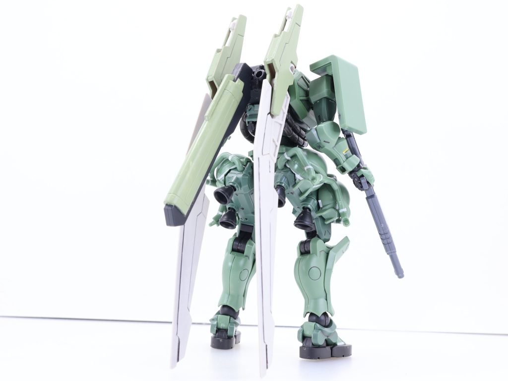 後ろから。さすがに武器以外の追加パーツは塗装しました。密かに撮影カメラもミラーレス一眼に変更されました。