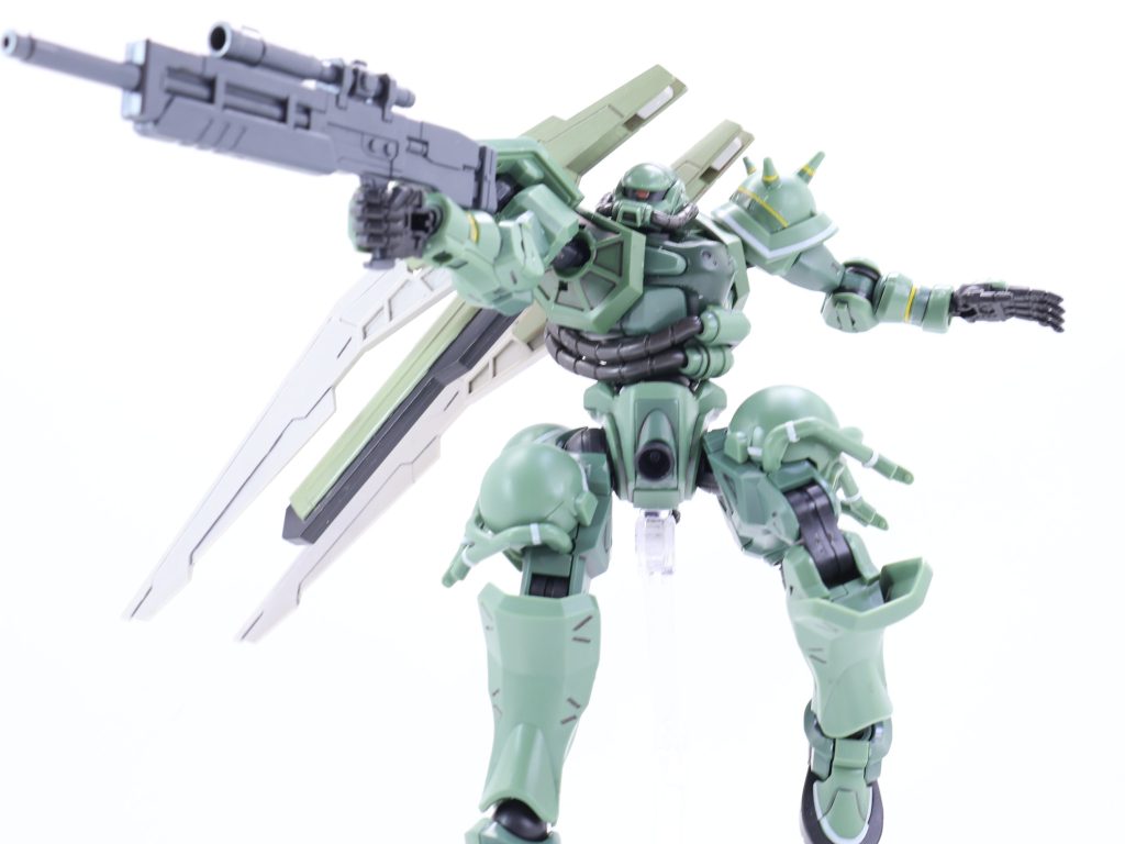 さすがにジークアクスは独特のデザイン。色分けは凄いけれど可動は難があるかも…