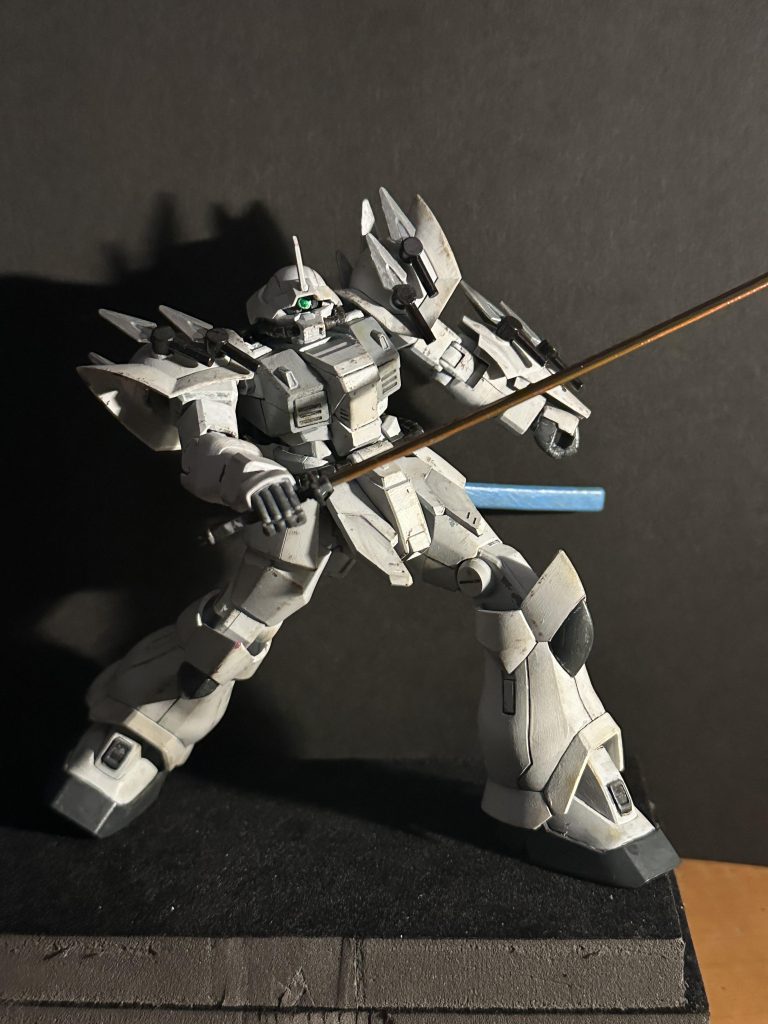 シン・マツナガ風に仕上げるため、差し色の青をどこに入れるか悩んで、結局腰に刀付けて鞘の色を青くしてみました