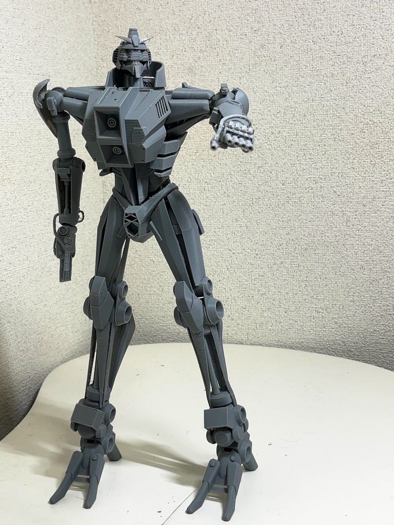 一応腕や肩、足など最低限の可動はできます。ですが装甲をつけると装甲が可動の様丈になってしまいあまり可動しません。