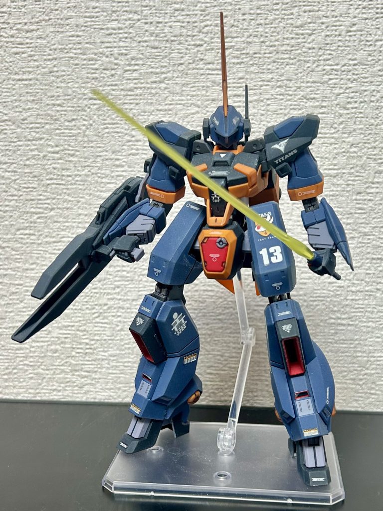 正面から。見えにくいですが膝と腰回りのシリンダーはメッキ塗装してあります