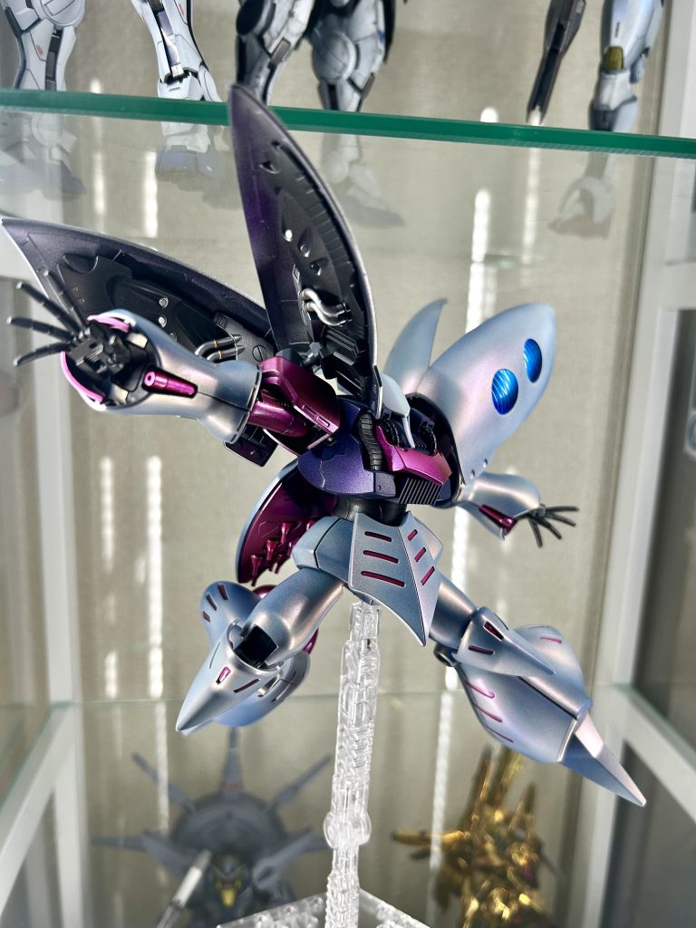 ホワイト部分にはパープルのパール塗料を薄く吹き付け、光の当たるとパープルが見えるようにしてます。&nbsp;