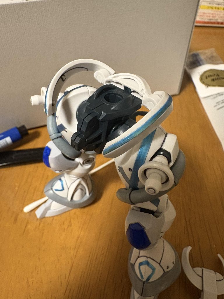 最後に制作途中の写真…太腿のデカールはそのままだと、可動した時に腰のリアの部分に絶対擦れて剥がれます!説明書には、『擦らないように気を付けて動かします』的なことが書いてありますが、気を付けてどうにかなるレベルではありません。なので、写真のようにリアアーマーの接続を上に逃してます。最初はヤスリで薄くして、クリアランスを確保しようとしましたが、それでも全然ダメです。私のように動かして遊ぶ派の人は必須レベルの改修だと思うので、共有を…ということで終わりです。それじゃあ。。