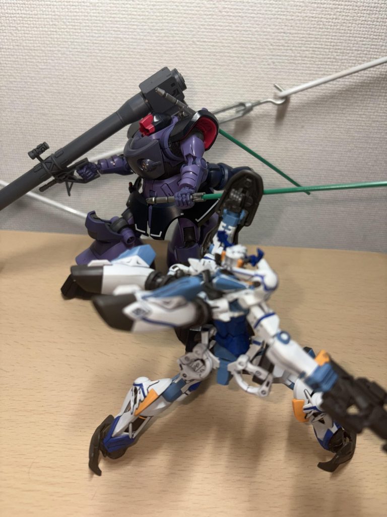 高速ホバーですれ違いざまに斬りつける!