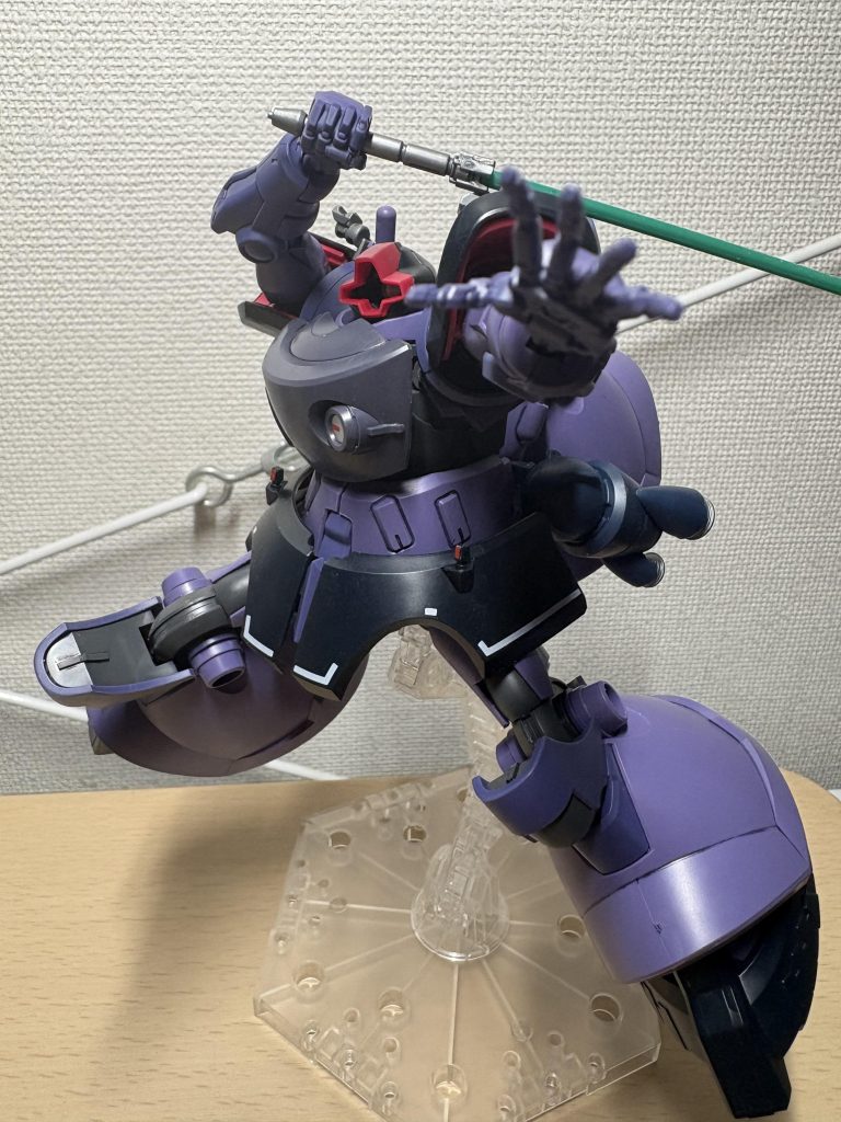 肩の可動域が何気に凄いので、右手で左肩のサーベルの抜刀…は出来ませんでしたか、それらしき雰囲気は出ます。