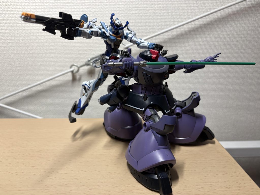 背中の足の上に小さいMSなら掴まらせてあげられます。ドムの肩にちょうどいい突起があるので、そこに掴まれば宜しいかと!そう、ジークアクスドムはホバー特化のSFSとしても運用されていたのです!(大嘘