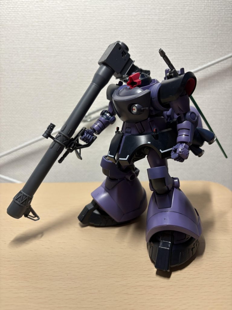 墨入れのみ。素立ちでも、背中重すぎてひっくり返りそう。背中重たい系のガンプラ…例えばエールストライクとかの素立ちさせる時、足を斜めにして下半身を反るように立たせれば、割と立てるんですが。このドムは足がデブかつ足首可動なんて概念は無いに等しいので、下半身を反らせるなんて芸当が出来ませんねw