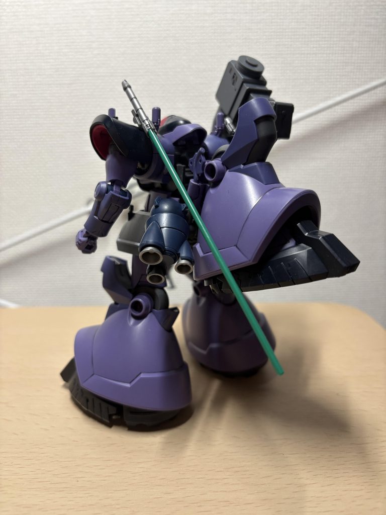 ヒートサーベルは右肩に装着指示があるのですが、バズーカ持ってる右肩にサーベルを装着するのはあんまり現実的ではないです。