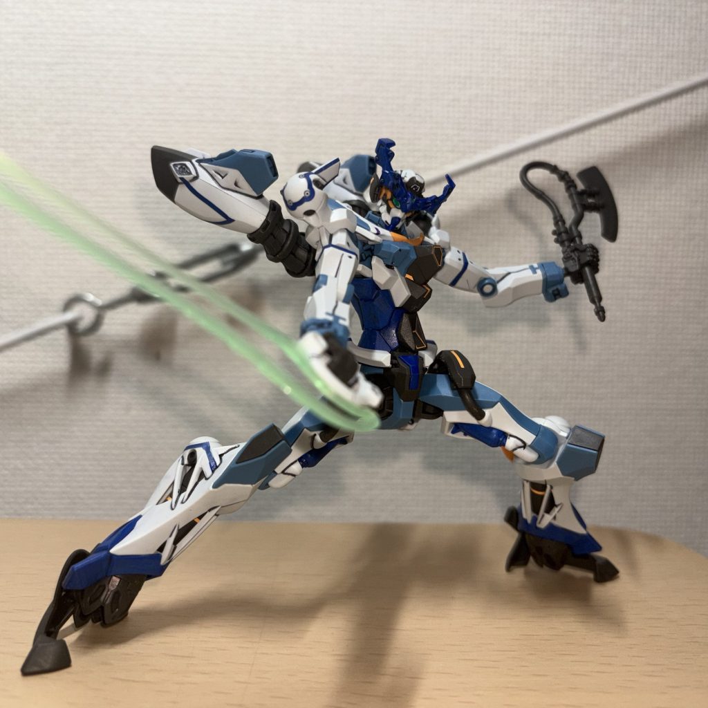 サーベルとヒートホークの同時使用は劇中ではなかった装備パターンかな。