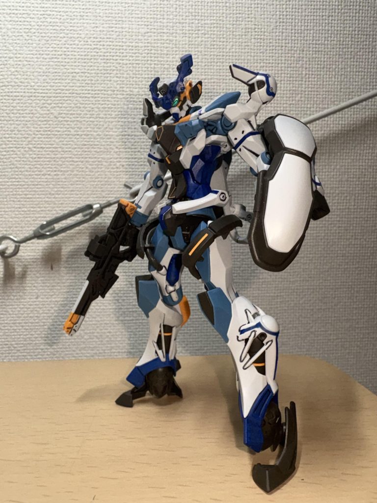 ガンダムマーカーで赤い部分を全部青へ。ラインデカールも青で塗ってから貼ってます。艶消しスプレーで仕上げ。