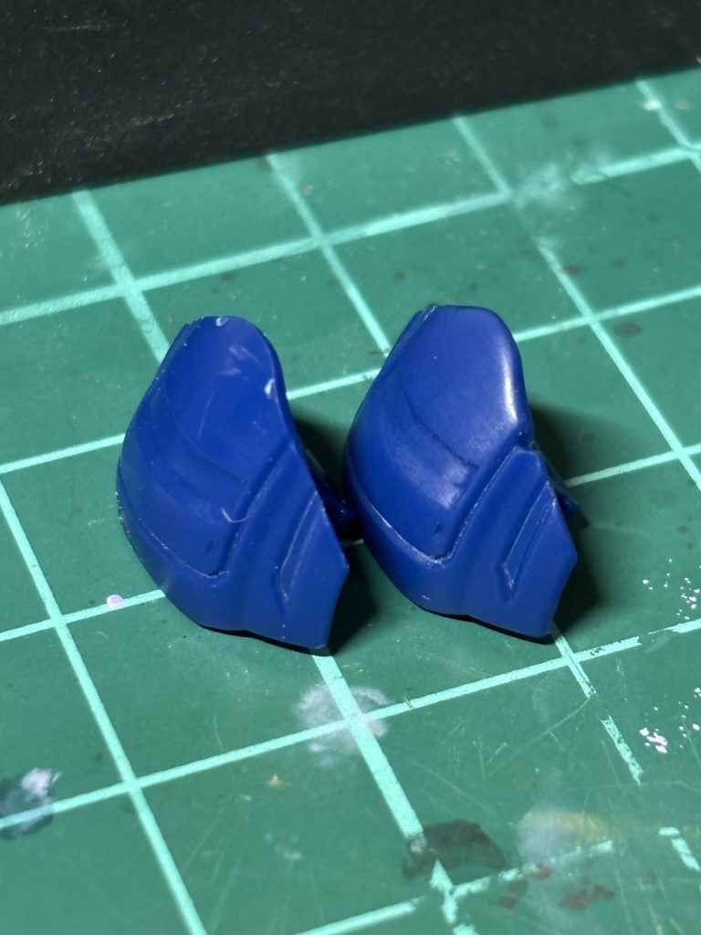 いいキットなんだけどたまにやる気ないパーツが。肩の装甲なんかはペラペラ感がすごかったので、端面の角取り&別パーツ感出すために切り込み入れたりしてみました。右が加工後です。