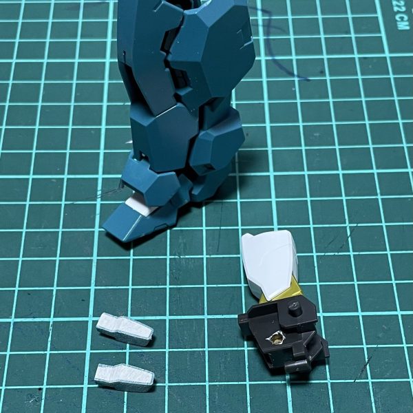 脚部はストフリ弍式×ルブリスウルのミキシングで作成！・ストフリの膝関節をいい感じにカット・ウルの膝部パーツと接続用の3ミリ穴を開通（塗装後にプラ棒で接続）・足裏肉抜き部分はパテで穴埋め（1枚目）