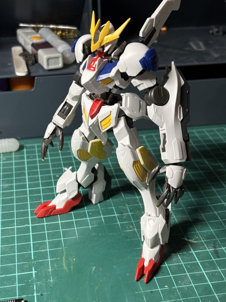 改造箇所はこんな感じ。1.腹のシリンダー巨大化2.ふくらはぎ両脇装甲のディティール消しのパテ盛り3.かかと裏の穴埋め4.手の爪先ちょっとだけ延長