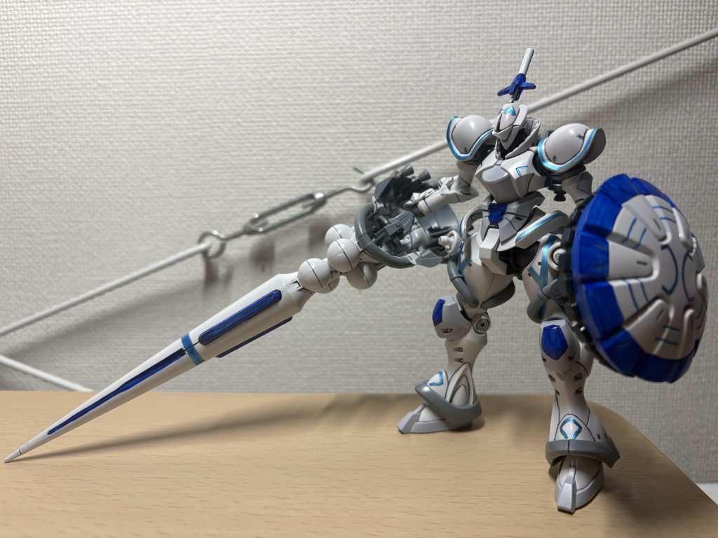 ランスデカいw基本は付属のラインデカールをメタブルーで塗ってから貼ってます。何ヶ所か貼るより、塗る方がラクな所はメタブルー直塗り。それで余ったデカールは違う箇所に貼ってみたり…シールド中央やスネ、頭ですね。