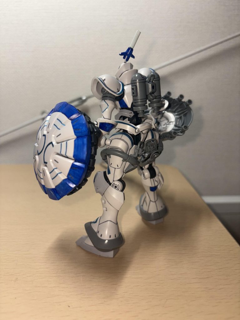 後はシールドなど、何ヶ所か好みでガンマカブルーで着色。なんかランスもシールドもデッカくて豪華なんだから、バックパックも高級そうなの背負わせてあげたら?って思います。