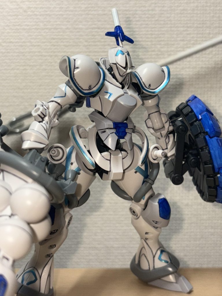 墨入れ、スプレー吹きのテキトーさの粗が目立ちますが、まあエグザベ機との違いを、見てもらいたくて!ところで、頭のアンテナが変な形に変わってるのに気付いた方はいますかね? ちなみに使った部品はMGリガズィカスタムのキットのノーマルリガズィ用のサーベルパーツ(余り)なんですが…これ、隠し武器にしてみました。
