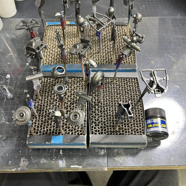 今作ってる作品の進捗その2。今回は一部を除いて光沢で仕上げる予定です。時間のかかるやり方なので、進捗はかなり遅いですね😅（3枚目）