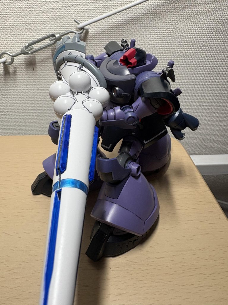 ボディがデカい分、ドムの方がハクジが似合いそう。色だけ統一すれば絶対違和感無いと思います。 ドムにランス持たせる発想はSEEDでもありましたしw