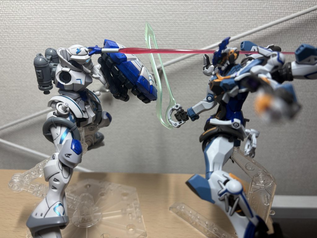 頭部を後ろ向きにして、ビームサーベルが出ます!…はい、どう見てもアスランの真似事です。すみません、、