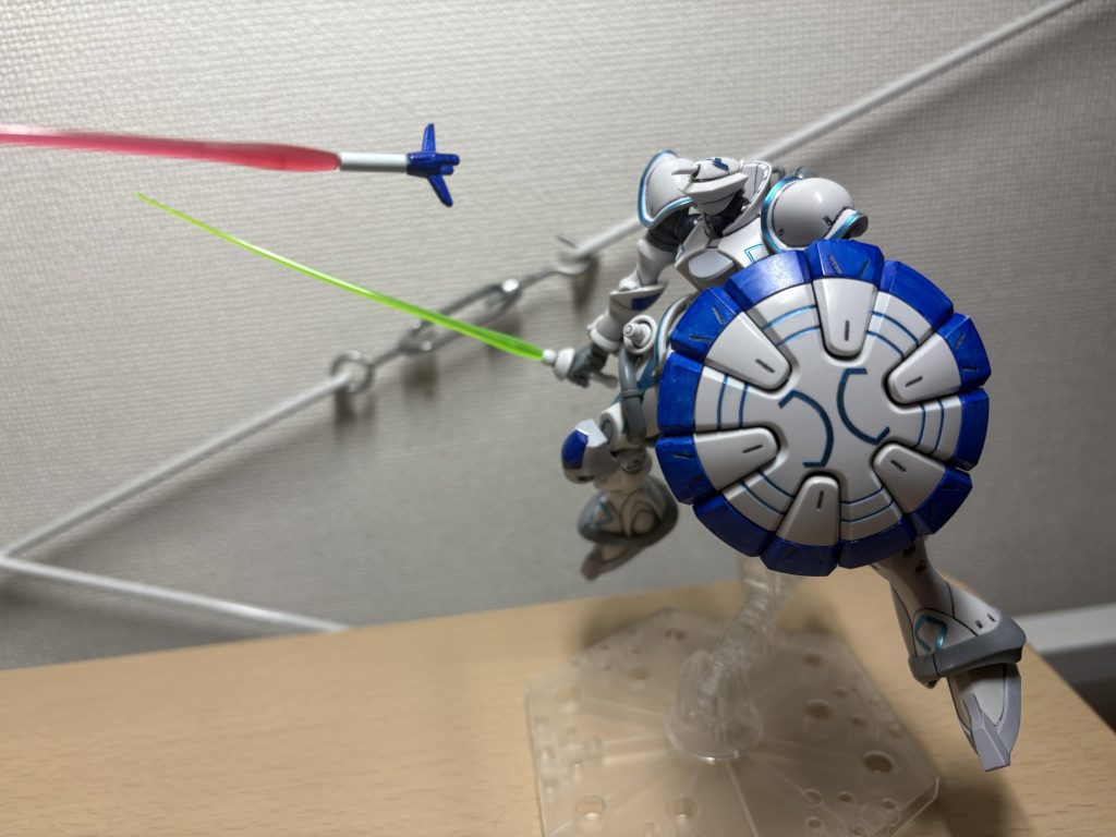 まあ、隠者と違って射出できる妄想なんですが。右手にランス、左手にミサイル内蔵シールド、アタマに刺突武器の射出機能…ギアスのパーシヴァルみたいだなって後から思いました。なので、このギャンの名前はギャンパーシヴァルで…(小声)