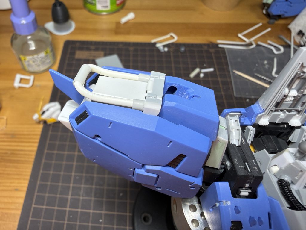 肩上のパイプは、短かったのでプラパイプで作り直し