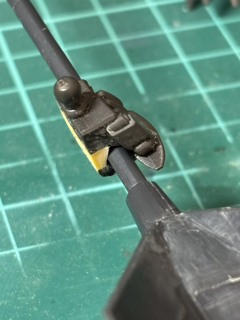 メイスの握り穴も手の甲を貫通してる感じで変だった（パテで埋めてある場所あたり）ので、本来の位置で握れるように改造。