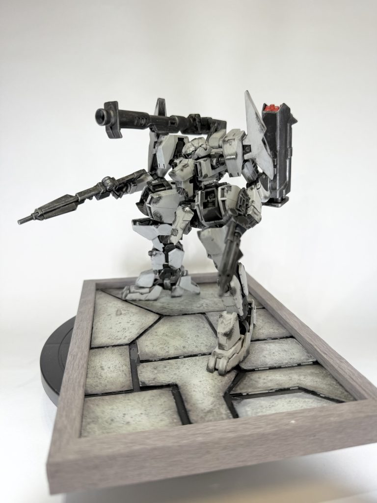 右肩のグレネードランチャー構えます。