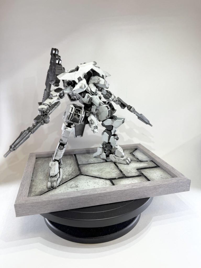 最後に1枚。今回は特徴的な等身の機体を目指した制作してみました。個人的には可動なども含め、満足する物を作れました。塗装も白ベースにウェザリングはいい感じになった気がします。良ければコメント等お願いします。
