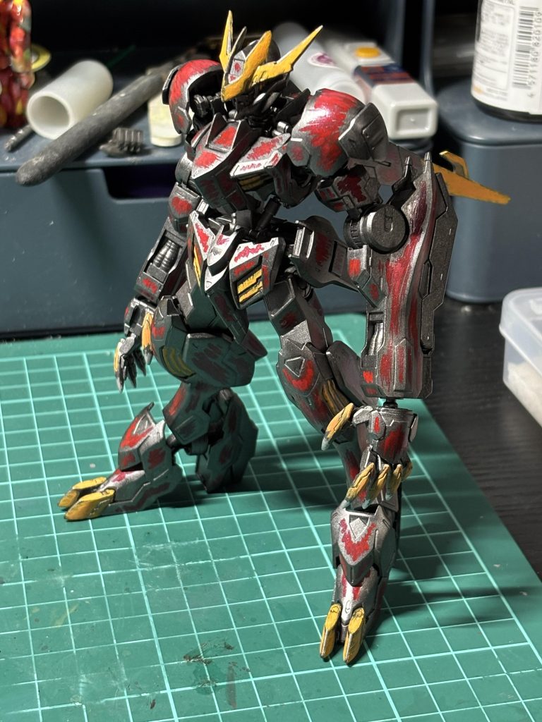 下地はメカサフのガンメタの上にメタルレッドをちょい塗り。どっちもラッカー。この後上から塗ってる色は水彩のアクリルガッシュなので、爪楊枝でアクリルガッシュを落とすとガンメタもしくはメタルレッドが出てくるようにしました。結局ほぼ爪楊枝コリコリはしてないんですけどね