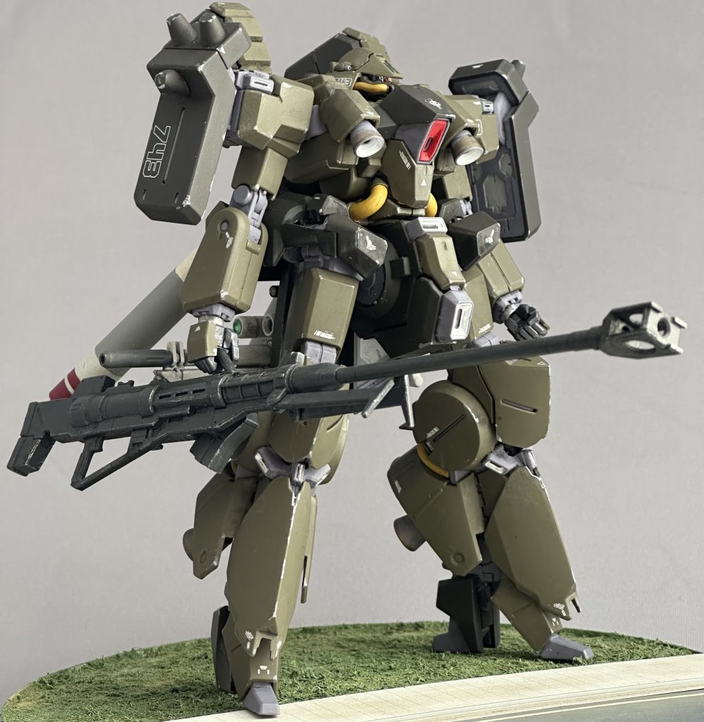 キットの方は、成形色を活かした部分塗装で仕上げました。装甲裏、各部スラスターなどを中心に塗装して情報量を上げています。目に鮮やかな動力パイプのオレンジはダークイエローに置き換えギラドーガっぽい配色になるようにしておきました。