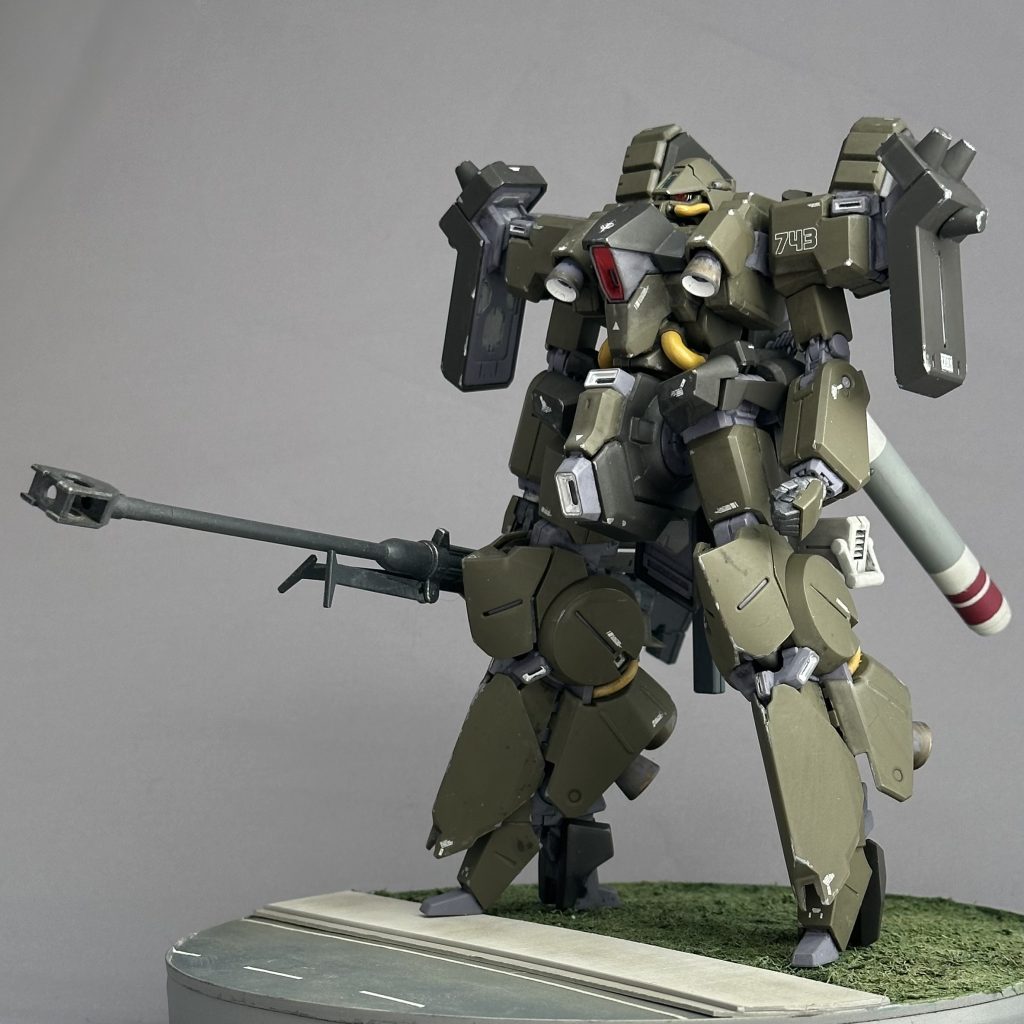 ということで、リーベン・ヴォルフは『A.O.Ζ Re-Boot』に登場するMSで、第一次ネオ・ジオン紛争の際、アクシズと協力関係にあった「ジオンマーズ」によって生産されました。アクシズの量産型MSである「ドーベン・ウルフ」の改良量産型で、ちょっと尖りすぎていた「ドーベン〜」を一般兵でも扱いやすいように改良し更に生産性を上げたりする改良が加えられたとのことで、その名の由来は「ドーベンウルフは生きてるぜ！」とのことです。ハマーンの地球侵攻に際し、火星から支援のための送られましたが、地球圏到着前に「グレミーの乱」などが勃発し、引き渡すことなく火星に戻したとのことでした。「AOZ」のストーリーは未見なので詳らかには存じておりませんが、おそらく地上での運用を念頭に入れた機体だと思われます。