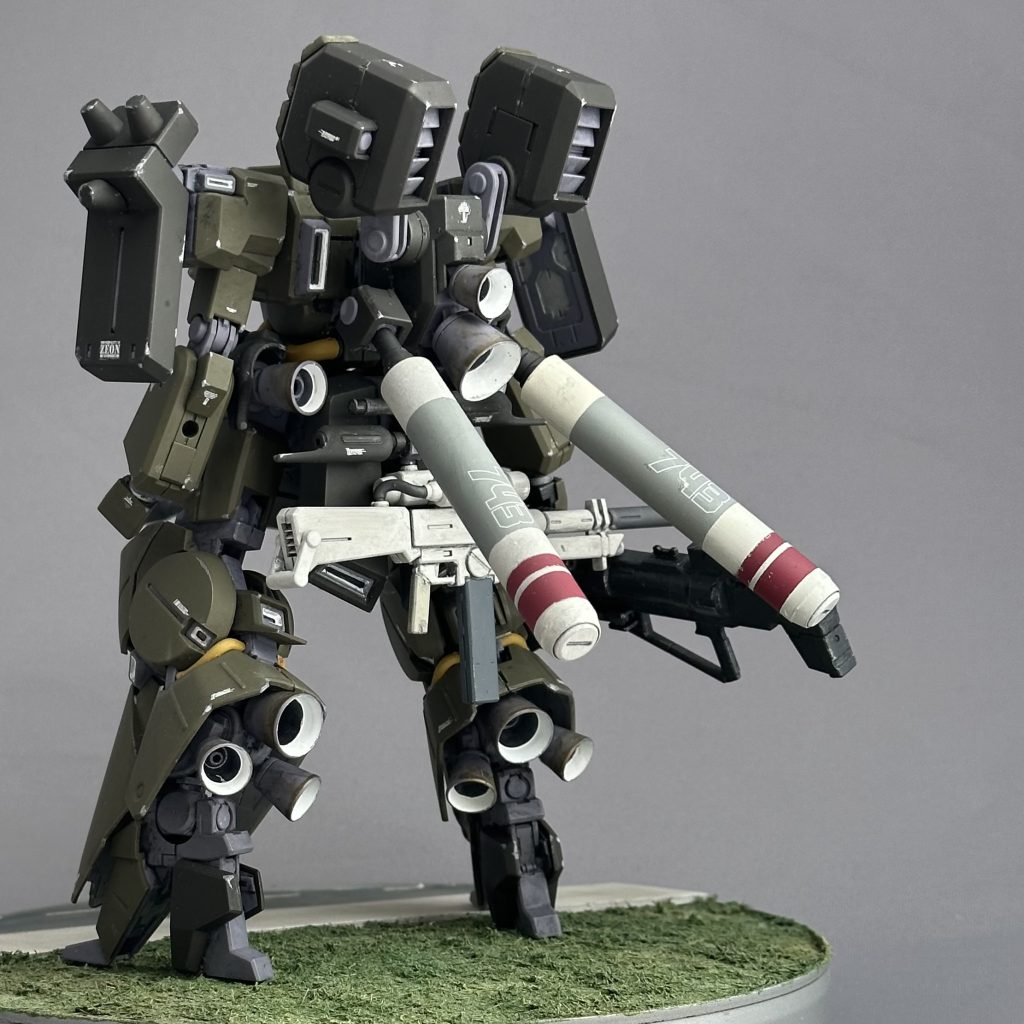 バックパック下部のハードポイントがあまっていたので、オリジナルでプラ材を組み合わせたプロペラントタンクを追加しておきました。私のイメージではプロペラントタンクはケミカルなイメージ（固形燃料？）なので、薬とかカプセルみたいな色味にしています。ちなみに私は持っていないんですがシナンジュのプロペラントがそのまま付けられるようですね。&nbsp;