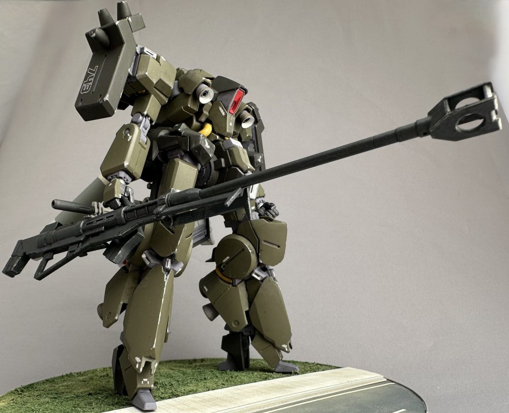 藤岡建機氏の設定画ではサイトがなかったりするようですが、対艦ライフルを装備させておきました。デカブツにナガモノは浪漫です。