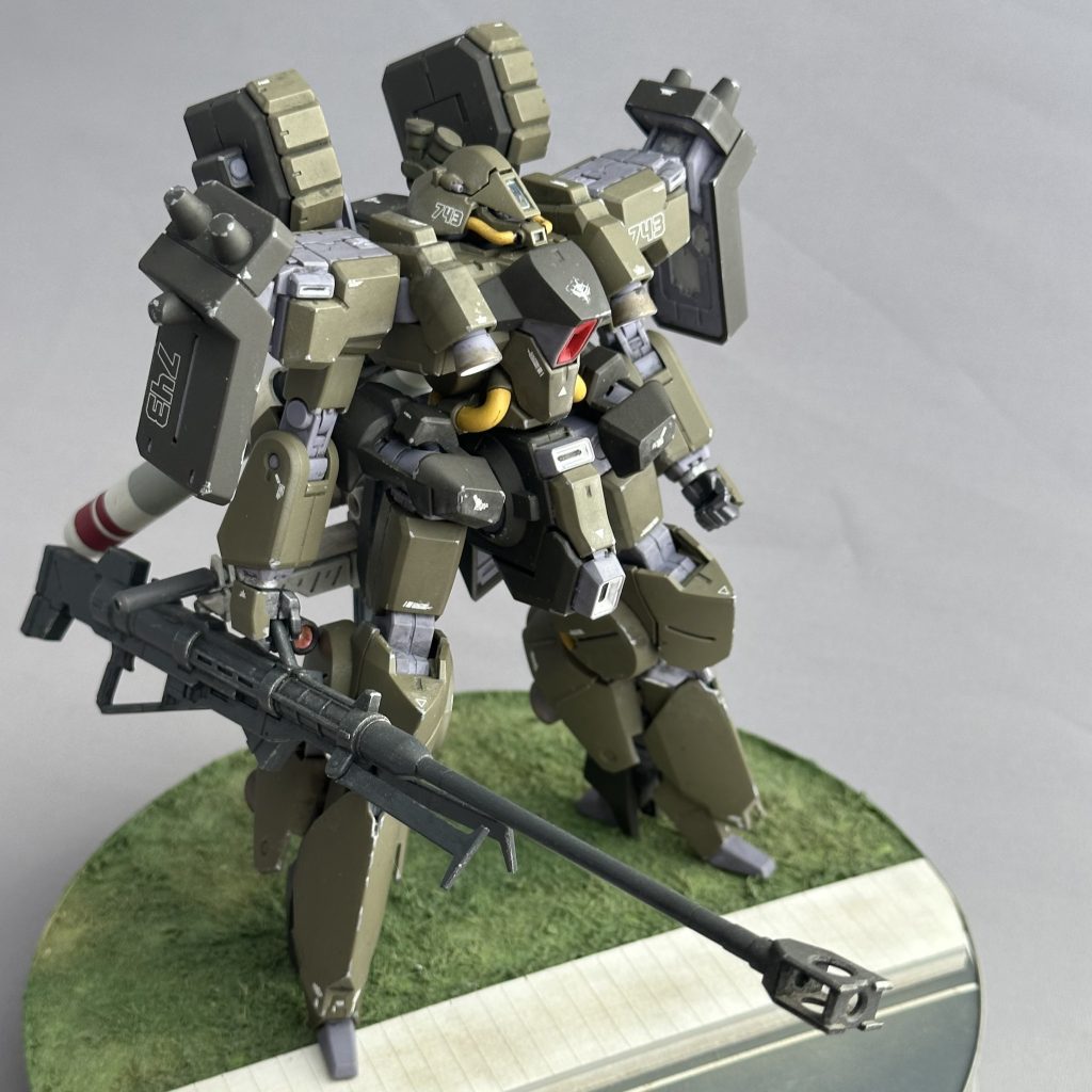 バックパック上部につくミサイルポッド用のアームにオリジナルでスモークディスチャージャーを追加しておきました。