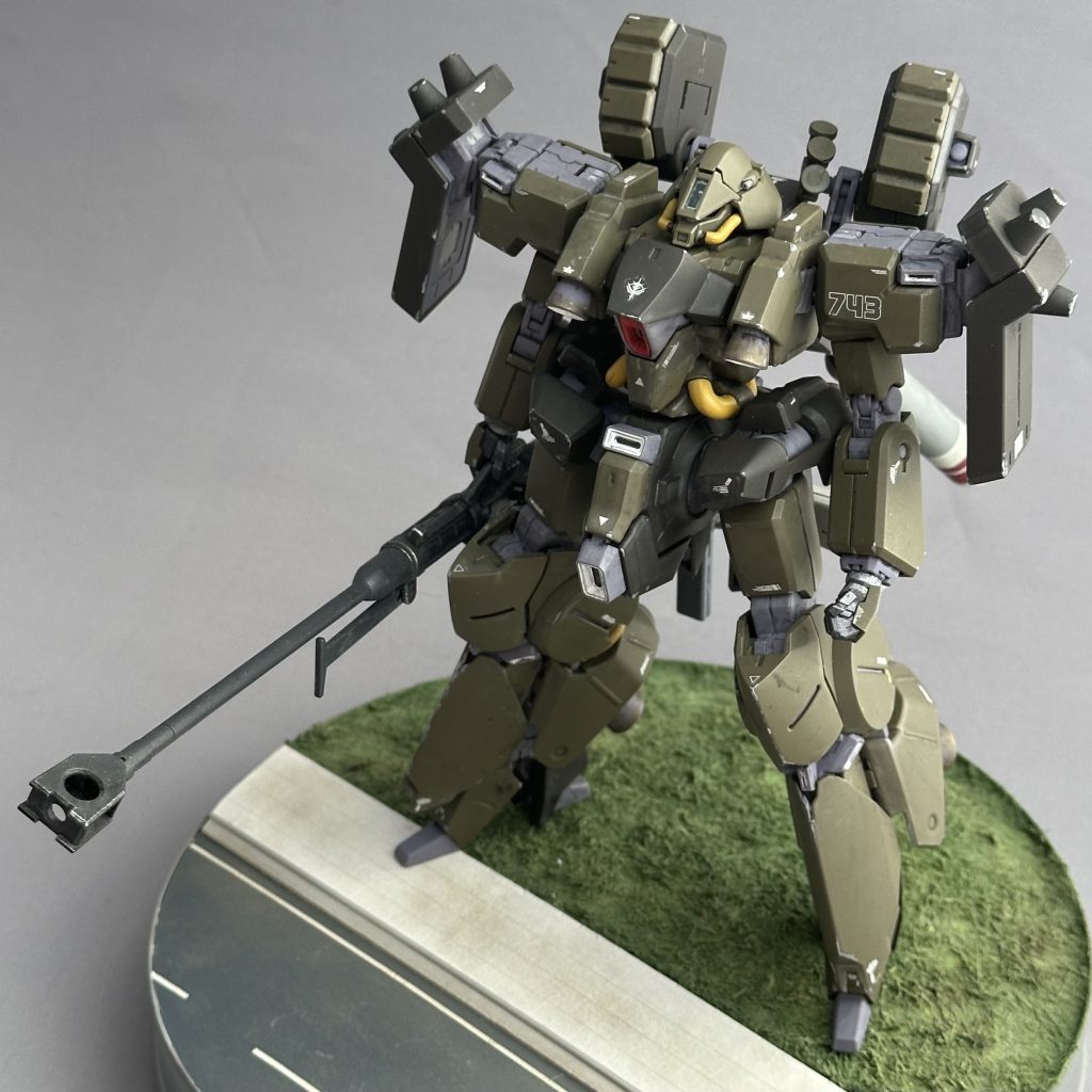 全体的に「ドーベン〜」よりも引き締まり少し丸みを帯びたボディラインはより「ジオンらしい」雰囲気をまとっています。