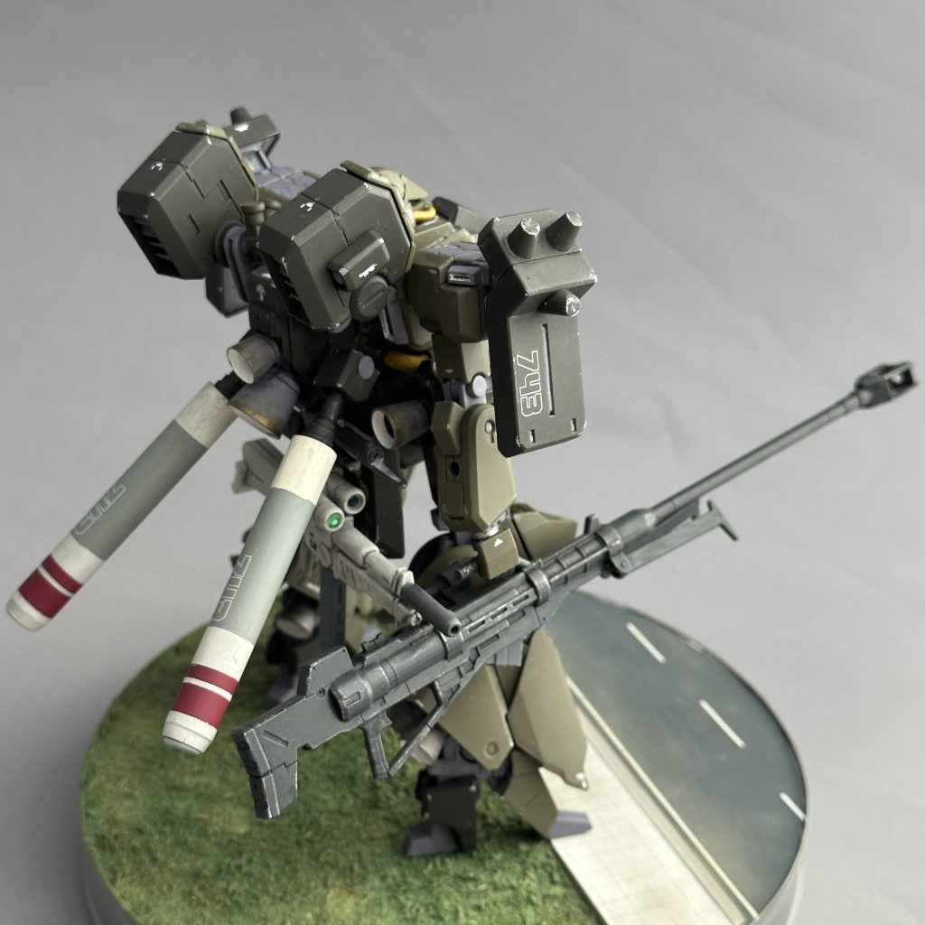 ビームライフルはちょっとおしゃれにホワイトに塗装いたしまして、腰のビームアックスラックにぶら下げられるようにネオジム磁石を仕込んでおきました。