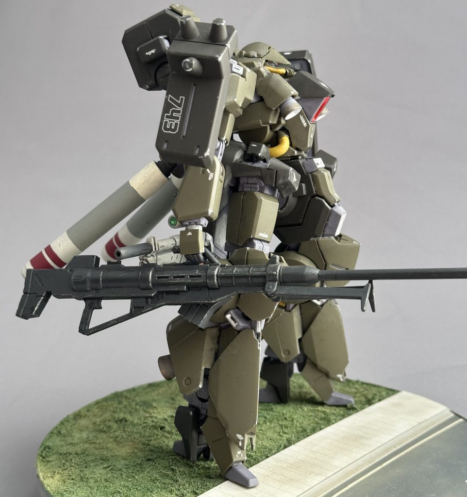 つま先がきゅっと立ち上がったハイヒール状の足首は精悍で引き締まったイメージを与えてくれます。MSというよりHMやMHにも見えます。