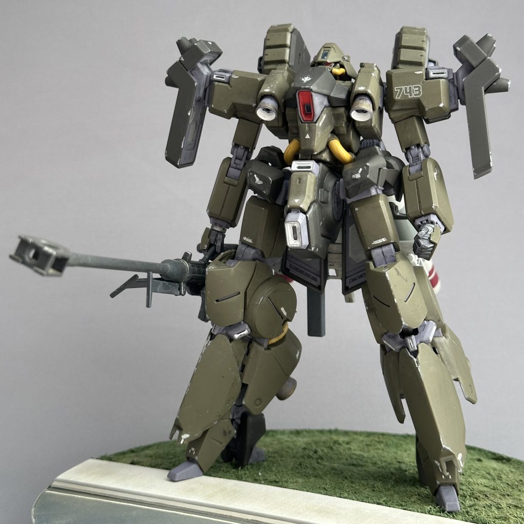 マッシブに引き締まった精悍なデザイン。とってもかっこいいと思います！手首が少しスカスカだったので、市販パーツで「手首カヴァー」を入れておきました。